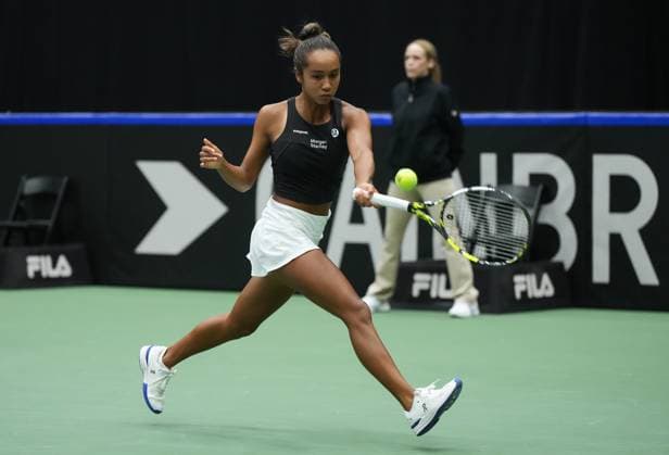 Tennis, Billie Jean King Cup, Kanada - Belgien April 14, 2023, VANCOUVER, BC, CANADA: Canada s Leylah Annie Fernandez returns to Belgium s Yanina Wickmayer during a Billie Jean King Cup qualifiers singles match, in Vancouver, on Friday, April 14, 2023. Canada News - April 14, 2023 - ZUMAc35_ 20230414_zaf_c35_164 Copyright: xDarrylxDyckx