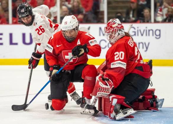 Eishockey, Frauen WM, Kanada - Schweiz April 15, 2023, BRAMPTON, ON, CANADA: Switzerland goaltender Andrea Braendli (20) and defender Lara Christen (17) hold off Canada forward Emily Clark (26) as they defend the goal during first period IIHF Women s World Hockey Championship semifinal hockey action in Brampton, Ont., on Saturday April 15, 2023. Canada News - April 15, 2023 - ZUMAc35_ 20230415_zaf_c35_023 Copyright: xFrankxGunnx