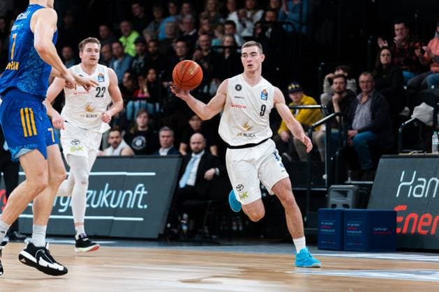 Ziga Samar (Veolia Towers Hamburg, 9) dribbelt Yanni Wetzell (ALBA Berlin, 7) aus. GER, Veolia Towers Hamburg gegen ALBA Berlin, Basketball, easyCredit Basketball Bundesliga, Woche 28, 16.04.2023 GER, Veolia Towers Hamburg gegen ALBA Berlin, Basketball, easyCredit Basketball Bundesliga, Woche 28, 16.04.2023 Hamburg Copyright: xEibner-Pressefoto DanielxBürginx EP_DBN