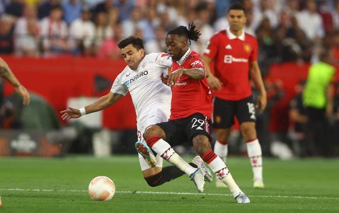 Mandatory Credit: Photo by Kieran McManus Shutterstock (13873490w) Marcos Acuna of Sevilla and Aaron Wan-Bissaka of Manchester United, ManU in action Sevilla v Manchester United, UEFA Europa League, Quarter-Final, Second Leg, Football, Ramon Sanchez-Pizjuan Stadium, Seville, Spain - 20 Apr 2023 Sevilla v Manchester United, UEFA Europa League, Quarter-Final, Second Leg, Football, Ramon Sanchez-Pizjuan Stadium, Seville, Spain - 20 Apr 2023 Copyright: xKieranxMcManus Shutterstockx 13873490w