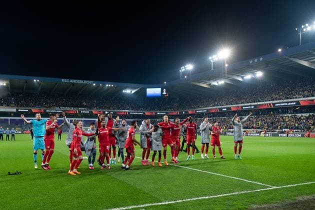 Lukas Hradecky (Bayer 04 Leverkusen, 01), Piero Hincapie (Bayer 04 Leverkusen, 03), Florian Wirtz (Bayer 04 Leverkusen, 27), Karim Bellarabi (Bayer 04 Leverkusen, 38), Jeremie Frimpong (Bayer 04 Leverkusen, 30), Mitchel Bakker (Bayer 04 Leverkusen, 05) und Team jubeln ueber den Sieg, BEL, Royal Union Saint Gilloise vs. Bayer 04 Leverkusen, Fussball UEFA Europa League, Viertelfinale Rueckspiel, Spielzeit 2022 2023, 20.04.2023 BEL, Royal Union Saint Gilloise vs. Bayer 04 Leverkusen, Fussball UEFA Europa League, Viertelfinale Rueckspiel, Spielzeit 2022 2023, 20.04.2023 Anderlecht Copyright: xEibner-Pressefoto Memmlerx EP_MMR