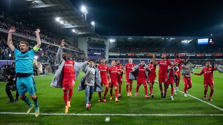 Lukas Hradecky (Bayer 04 Leverkusen, 01), Moussa Diaby (Bayer 04 Leverkusen, 19), Piero Hincapie (Bayer 04 Leverkusen, 03), Florian Wirtz (Bayer 04 Leverkusen, 27), Karim Bellarabi (Bayer 04 Leverkusen, 38), Mitchel Bakker (Bayer 04 Leverkusen, 05), Kerem Demirbay (Bayer 04 Leverkusen, 10), Jonathan Tah (Bayer 04 Leverkusen, 04), Odilon Kossounou (Bayer 04 Leverkusen, 06) und Team jubeln ueber den Sieg, BEL, Royal Union Saint Gilloise vs. Bayer 04 Leverkusen, Fussball UEFA Europa League, Viertelfinale Rueckspiel, Spielzeit 2022 2023, 20.04.2023 BEL, Royal Union Saint Gilloise vs. Bayer 04 Leverkusen, Fussball UEFA Europa League, Viertelfinale Rueckspiel, Spielzeit 2022 2023, 20.04.2023 Anderlecht Copyright: xEibner-Pressefoto Memmlerx EP_MMR