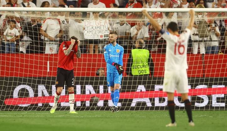Mandatory Credit: Photo by Kieran McManus Shutterstock (13873490br) David De Gea and Victor Lindelöf of Manchester United, ManU look dejected at full time Sevilla v Manchester United, UEFA Europa League, Quarter-Final, Second Leg, Football, Ramon Sanchez-Pizjuan Stadium, Seville, Spain - 20 Apr 2023 Sevilla v Manchester United, UEFA Europa League, Quarter-Final, Second Leg, Football, Ramon Sanchez-Pizjuan Stadium, Seville, Spain - 20 Apr 2023 Copyright: xKieranxMcManus Shutterstockx 13873490br