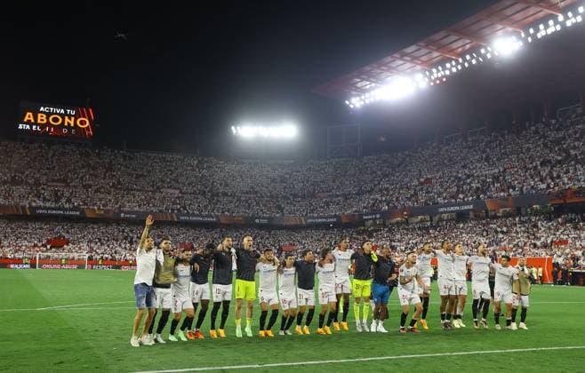 Mandatory Credit: Photo by Kieran McManus Shutterstock (13873490bw) Sevilla players celebrate infront of their fans at full time Sevilla v Manchester United, ManU UEFA Europa League, Quarter-Final, Second Leg, Football, Ramon Sanchez-Pizjuan Stadium, Seville, Spain - 20 Apr 2023 Sevilla v Manchester United, UEFA Europa League, Quarter-Final, Second Leg, Football, Ramon Sanchez-Pizjuan Stadium, Seville, Spain - 20 Apr 2023 Copyright: xKieranxMcManus Shutterstockx 13873490bw