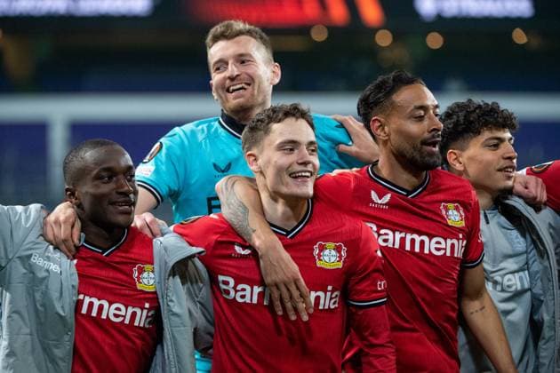 Moussa Diaby (Bayer 04 Leverkusen, 19), Florian Wirtz (Bayer 04 Leverkusen, 27), Karim Bellarabi (Bayer 04 Leverkusen, 38), Lukas Hradecky (Bayer 04 Leverkusen, 01) jubeln ueber den Sieg und feiern mit den Fans, BEL, Royal Union Saint Gilloise vs. Bayer 04 Leverkusen, Fussball UEFA Europa League, Viertelfinale Rueckspiel, Spielzeit 2022 2023, 20.04.2023 BEL, Royal Union Saint Gilloise vs. Bayer 04 Leverkusen, Fussball UEFA Europa League, Viertelfinale Rueckspiel, Spielzeit 2022 2023, 20.04.2023 Anderlecht Copyright: xEibner-Pressefoto Memmlerx EP_MMR