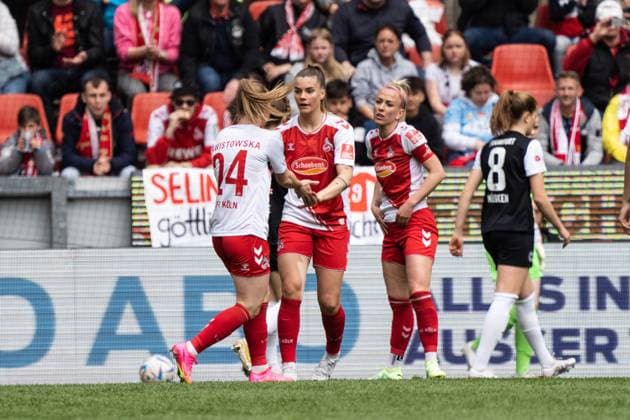 GER, 1.FFBL, 1.FC Koeln vs Eintracht Frankfurt 23.04.2023, RheinEnergieSTADION, Koeln, GER, 1.FFBL, 1.FC Koeln vs Eintracht Frankfurt im Bild picture shows Weronika Zawistowska (1. FC Koeln, 24) Mandy Islacker (1. FC Koeln, 8) Selina Cerci (1. FC Koeln, 29) Gestik, Mimik, Emotionen, klatschen sich ab
