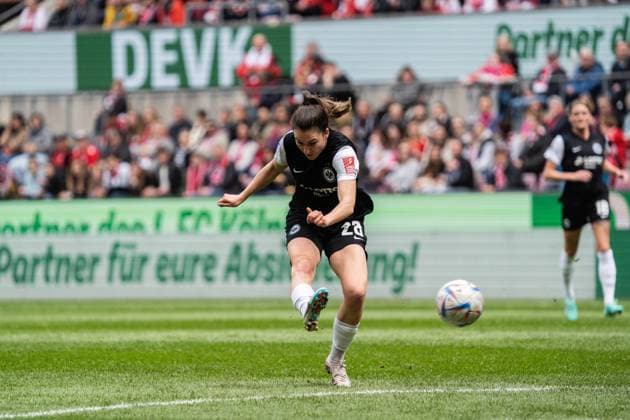 GER, 1.FFBL, 1.FC Koeln vs Eintracht Frankfurt 23.04.2023, RheinEnergieSTADION, Koeln, GER, 1.FFBL, 1.FC Koeln vs Eintracht Frankfurt im Bild picture shows Barbara Dunst (Eintracht Frankfurt, 28) Schuss zum Tor 1:0, Tor, Torschuss, Abschluss, Schuss