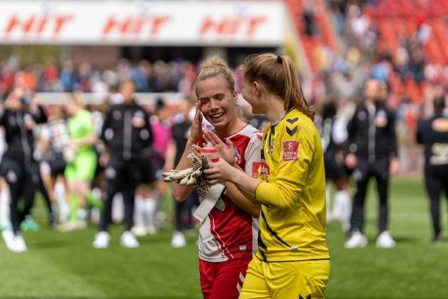Celina Degen (FC Koeln, 5) und Manon Klett (FC Koeln, 1) nach dem Spiel FC Koeln vs. Eintracht Frankfurt, Fußball, Flyeralarm Frauen Bundesliga, 18. Spieltag, 2022 2023, 23.04.2023 DFL REGULATIONS PROHIBIT ANY USE OF PHOTOGRAPHS AS IMAGE SEQUENCES AND OR QUASI-VIDEO FC Koeln vs. Eintracht Frankfurt, Fußball, Flyeralarm Frauen Bundesliga, 18. Spieltag, 2022 2023, 23.04.2023 Köln Copyright: xEibner-Pressefoto FabioxDeinertx EP_FDT
