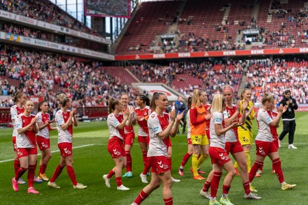 Team des FC Koeln (FC Koeln, Team) feiert trotz Niederlage mit den Fans FC Koeln vs. Eintracht Frankfurt, Fußball, Flyeralarm Frauen Bundesliga, 18. Spieltag, 2022 2023, 23.04.2023 DFL REGULATIONS PROHIBIT ANY USE OF PHOTOGRAPHS AS IMAGE SEQUENCES AND OR QUASI-VIDEO FC Koeln vs. Eintracht Frankfurt, Fußball, Flyeralarm Frauen Bundesliga, 18. Spieltag, 2022 2023, 23.04.2023 Köln Copyright: xEibner-Pressefoto FabioxDeinertx EP_FDT