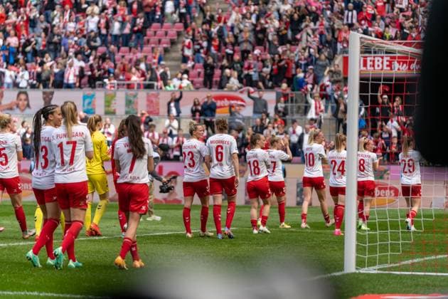 Team des FC Koeln (FC Koeln, Team) feiert trotz Niederlage mit den Fans FC Koeln vs. Eintracht Frankfurt, Fußball, Flyeralarm Frauen Bundesliga, 18. Spieltag, 2022 2023, 23.04.2023 DFL REGULATIONS PROHIBIT ANY USE OF PHOTOGRAPHS AS IMAGE SEQUENCES AND OR QUASI-VIDEO FC Koeln vs. Eintracht Frankfurt, Fußball, Flyeralarm Frauen Bundesliga, 18. Spieltag, 2022 2023, 23.04.2023 Köln Copyright: xEibner-Pressefoto FabioxDeinertx EP_FDT
