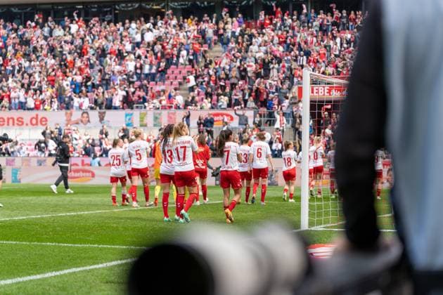 Team des FC Koeln (FC Koeln, Team) feiert trotz Niederlage mit den Fans FC Koeln vs. Eintracht Frankfurt, Fußball, Flyeralarm Frauen Bundesliga, 18. Spieltag, 2022 2023, 23.04.2023 DFL REGULATIONS PROHIBIT ANY USE OF PHOTOGRAPHS AS IMAGE SEQUENCES AND OR QUASI-VIDEO FC Koeln vs. Eintracht Frankfurt, Fußball, Flyeralarm Frauen Bundesliga, 18. Spieltag, 2022 2023, 23.04.2023 Köln Copyright: xEibner-Pressefoto FabioxDeinertx EP_FDT