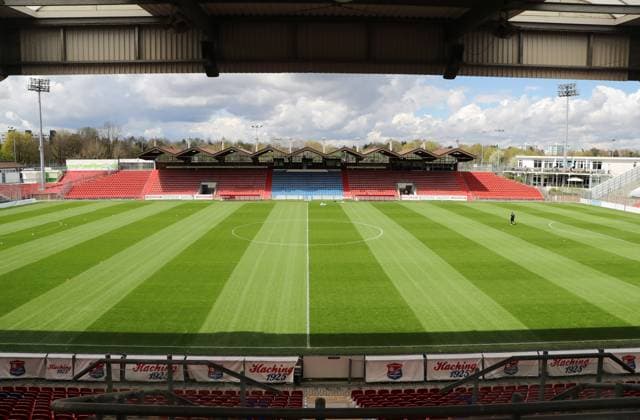 Unterhaching, Deutschland 29. April 2023: Fussball, Herren, Saison 2022 2023, SpVgg Unterhaching - Türkgücü München, Regionalliga Bayern, Stadion am Sportpark Hier der Blick auf den Alpenbauer Sportpark, Stadion am Sportpark in Unterhaching, Heimspielstätte der SpVgg Unterhaching, gesehen von der Gegengerade, Osttribüne auf die Haupttribüne, Westtribüne