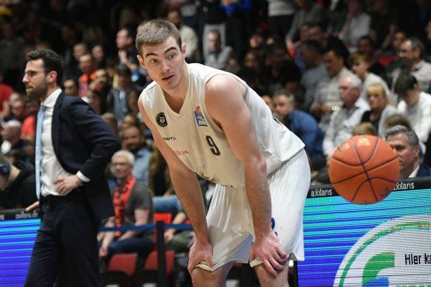 Ziga Samar (Veolia Towers Hamburg) re. und Benka Barloschky (Trainer, Head Coach, Veolia Towers Hamburg) li. GER, NINERS Chemnitz vs. Veolia Towers Hamburg, Basketball, Bundesliga, easycredit BBL, 32. Spieltag, Saison 2022 2023, 29.04.2023 DFB DFL REGULATIONS PROHIBIT ANY USE OF PHOTOGRAPHS AS IMAGE SEQUENCES AND OR QUASI-VIDEO GER, NINERS Chemnitz vs. Veolia Towers Hamburg, Basketball, Bundesliga, easycredit BBL, 32. Spieltag, Saison 2022 2023, 29.04.2023 Chemnitz Copyright: xEibner-Pressefoto BertxHarzerx EP_EER