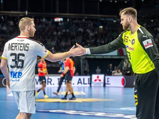 Andreas Wolff (Deutschland, 33) klatscht vor dem Spiel mit Lukas Mertens (Deutschland, 36) ab, Deutschland vs. Spanien, EHF Euro-Cup, Handball, Maenner, 30.04.2023 Deutschland vs. Spanien, EHF Euro-Cup, Handball, Maenner, 30.04.2023 Berlin Copyright: xEIBNER MichaelxSchmidtx EP_MST