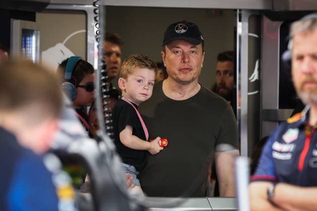 MUSK Elon, founder & CEO of SpaceX & Tesla, in the Red Bull Racing garage, box, during the Formula 1 Crypto.com Miami Grand Prix 2023, 5th round of the 2023 Formula One World Championship, WM, Weltmeisterschaft from May 05 to 07, 2023 on the Miami International Autodrome, in Miami Gardens, Florida, United States of America - F1 - MIAMI GRAND PRIX 2023 DPPI Panoramic 00122010_AV6_0116