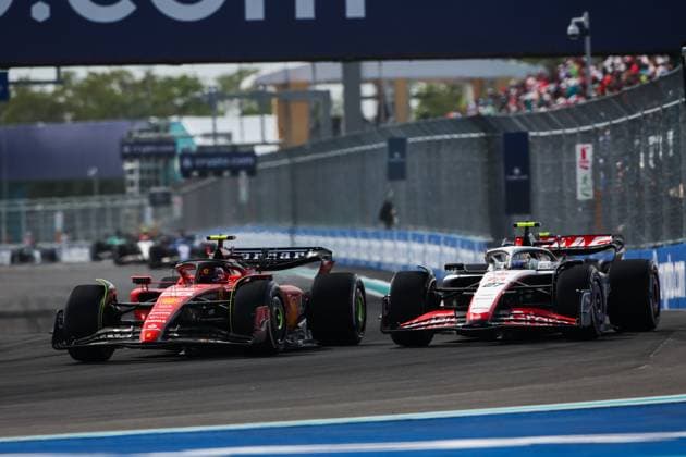 55 SAINZ Carlos (spa), Scuderia Ferrari SF-23, 27 HULKENBERG Nico (ger), Haas F1 Team VF-23 Ferrari, action during the Formula 1 Crypto.com Miami Grand Prix 2023, 5th round of the 2023 Formula One World Championship, WM, Weltmeisterschaft from May 05 to 07, 2023 on the Miami International Autodrome, in Miami Gardens, Florida, United States of America - F1 - MIAMI GRAND PRIX 2023 - RACE DPPI Panoramic 00122011_AV3_3663