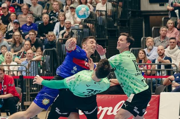 GER, LIQUI MOLY HBL, Bergischer HC vs. Fuechse Berlin 14.05.2023, Mitsubishi Electric HALLE, Duesseldorf, GER, LIQUI MOLY HBL, Bergischer HC vs. Fuechse Berlin , im Bild: Frederik Ladefoged (BHC 14), im Zweikampf gegen Marko Kopljar (Fuechse Berlin 35), Hans Lindberg (Fuechse Berlin 18),