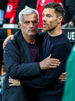 Xabi Alonso (Bayer 04 Leverkusen, Chef-Trainer) und Jose Mourinho (AS Rom, Chef-Trainer) vor dem Spiel, GER, Bayer 04 Leverkusen vs. AS Rom, UEFA Europa League 2022 23, Halbfinale - Rückspiel, 18.05.2023, GER, Bayer 04 Leverkusen vs. AS Rom, UEFA Europa League 2022 23, Halbfinale - Rückspiel, 18.05.2023, Foto: Eibner-Pressefoto Gabriel Boia Leverkusen Copyright: xGabrielxBoiax EP_EER