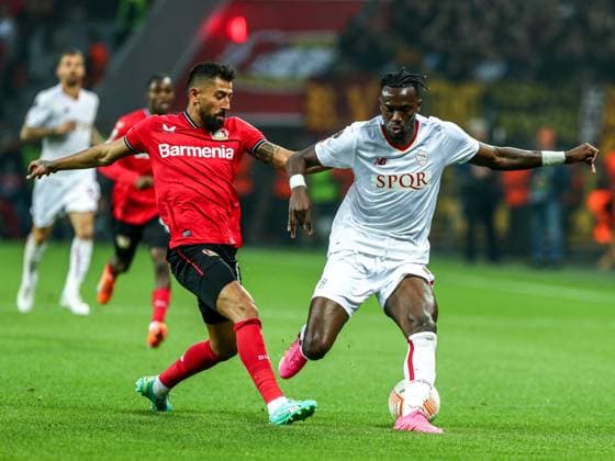 Kerem Demirbay (Bayer 04 Leverkusen, 10) im Zweikampf gegen Tammy Abraham (AS Rom, 09), GER, Bayer 04 Leverkusen vs. AS Rom, UEFA Europa League 2022 23, Halbfinale - Rückspiel, 18.05.2023, GER, Bayer 04 Leverkusen vs. AS Rom, UEFA Europa League 2022 23, Halbfinale - Rückspiel, 18.05.2023, Foto: Eibner-Pressefoto Gabriel Boia Leverkusen Copyright: xGabrielxBoiax EP_EER