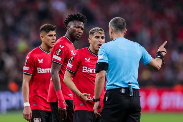 Sport Bilder des Tages 18.05.2023, Fussball, Saison 2022 2023, UEFA Europa League, Halbfinale, UEL, Bayer 04 Leverkusen - AS Rom, v. l. Piero Hincapie (Bayer 04 Leverkusen), Edmond Tapsoba (Bayer 04 Leverkusen), Exequiel Palacios (Bayer 04 Leverkusen), Schiedsrichter Slavko Vincic (SVN), Leverkusen BayArena NRW Deutschland xRHR-FOTO DEx Copyright: RHR-FOTO DennisxEwertx RHR-FOTO DE