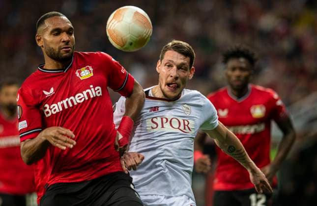 Sport Bilder des Tages 18.05.2023, GER, Fußball, Herren, UEFA, Fußball Europa League, Halbfinale, Rückspiel, Saison 2022 2023, TSV Bayer 04 Leverkusen - AS Rom Jonathan Tah (TSV Bayer 04 Leverkusen, li.) gegen Andrea Belotti (AS Rom, re.) Leverkusen BayArena Nordrhein-Westfalen Deutschland