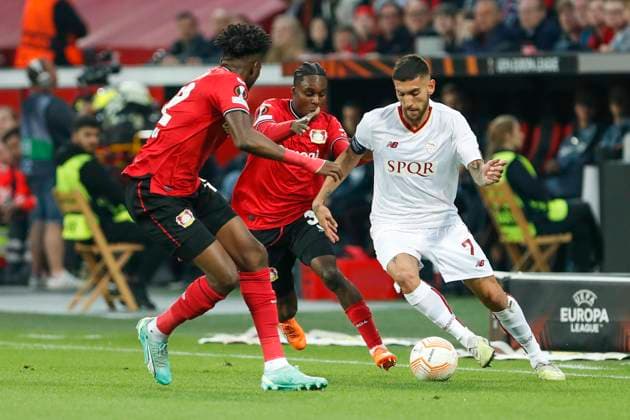 Lorenzo PELLEGRINI (AS Rom, 7), Edmond TAPSOBA (Bayer 04 Leverkusen, 12), Jeremie FRIMPONG (Bayer 04 Leverkusen, 30), Leverkusen, Fussball UEFA Europa League Halbfinale, Bayer 04 Leverkusen - AS Rom, 18.05.2023, BayArena, Leverkusen. UEFA regulations prohibit any use of photographs as image sequences and or quasi-video Â