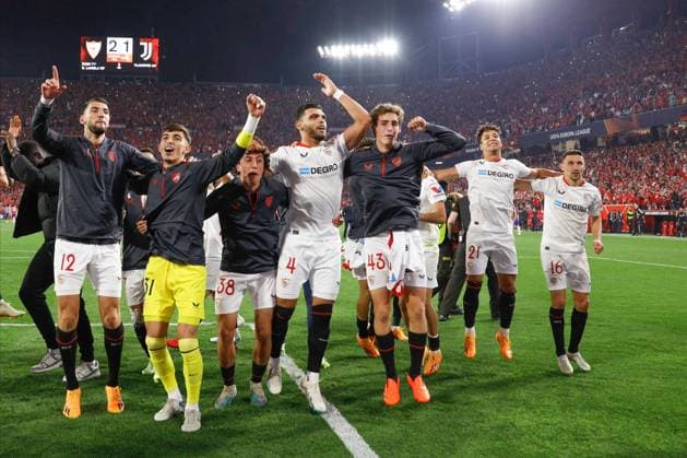 Mandatory Credit: Photo by Pressinphoto Shutterstock (13919470be) Sevilla FC players celebrating the victory at full time Sevilla FC V Juventus, UEFA Europa League, Semi-Finals, 2nd leg. Football, Ramon Sanchez Pizjuan Stadium, Sevilla, Spain - 18 May 2023 Editorial use only Sevilla FC V Juventus, UEFA Europa League, Semi-Finals, 2nd leg. Football, Ramon Sanchez Pizjuan Stadium, Sevilla, Spain - 18 May 2023 Editorial use only Copyright: xPressinphoto Shutterstockx 13919470be