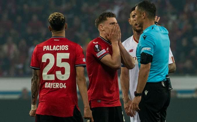 18.05.2023, GER, Fußball, Herren, UEFA, Fußball Europa League, Halbfinale, Rückspiel, Saison 2022 2023, TSV Bayer 04 Leverkusen - AS Rom (0:0) Exequiel Palacios (TSV Bayer 04 Leverkusen, li.), Florian Wirtz (TSV Bayer 04 Leverkusen, Mitte) ist entsetzt über die Schiedsrichterentscheidung. Leverkusen BayArena Nordrhein-Westfalen Deutschland