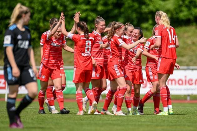 Spielerinnen des FC Bayern mit Torjubel, Jubel, Torjubel, Torerfolg, celebrate the goal, goal, celebration, Jubel ueber das Tor zum 2:0 durch Sophia Weixler (FCB, 16) (3.v.re.), optimistisch, Action, Aktion,, 21.05.2023, Aschheim (Deutschland), Fussball,2. Frauen-Bundesliga, FC Bayern München II - 1. FC Nürnberg, DFB DFL REGULATIONS PROHIBIT ANY USE OF PHOTOGRAPHS AS IMAGE SEQUENCES AND OR QUASI-VIDEO.