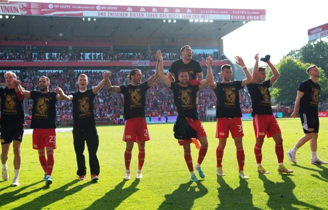 Fussball, Herren, Saison 2022 2023, 1. Bundesliga (34. Spieltag), 1. FC Union Berlin - SV Werder Bremen, v. l. Levin Öztunali (1. FC Union Berlin), Morten Thorsby (1. FC Union Berlin), Niko Gießelmann (1. FC Union Berlin), Andras Schäfer (1. FC Union Berlin), Christopher Trimmel (1. FC Union Berlin), Milos Pantovic (1. FC Union Berlin), Josip Juranovic (1. FC Union Berlin), Robin Knoche (1. FC Union Berlin), Paul Seguin (1. FC Union Berlin), Timo Baumgartl (1. FC Union Berlin), Jubel nach Abpfiff, 27.05.2023, Copyright: xSebastianxRäppold MatthiasxKochx