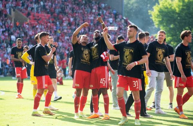 Fussball, Herren, Saison 2022 2023, 1. Bundesliga (34. Spieltag), 1. FC Union Berlin - SV Werder Bremen, v. l. Paul Seguin (1. FC Union Berlin), Jamie Leweling (1. FC Union Berlin), Jordan Siebatcheu (Pefok, 1. FC Union Berlin), Robin Knoche (1. FC Union Berlin), Torhüter Yannic Stein (1. FC Union Berlin), Kevin Behrens (1. FC Union Berlin), Jubel nach Abpfiff, 27.05.2023, Copyright: xSebastianxRäppold MatthiasxKochx