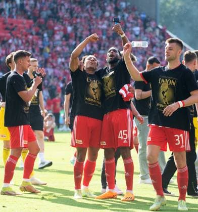 Fussball, Herren, Saison 2022 2023, 1. Bundesliga (34. Spieltag), 1. FC Union Berlin - SV Werder Bremen, v. l. Paul Seguin (1. FC Union Berlin), Jamie Leweling (1. FC Union Berlin), Jordan Siebatcheu (Pefok, 1. FC Union Berlin), Robin Knoche (1. FC Union Berlin), Jubel nach Abpfiff, 27.05.2023, Copyright: xSebastianxRäppold MatthiasxKochx