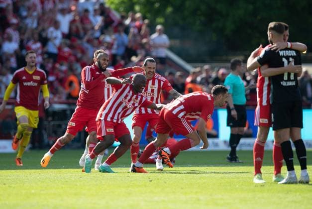 Fussball, Herren, Saison 2022 2023, 1. Bundesliga (34. Spieltag), 1. FC Union Berlin - SV Werder Bremen, v. l. Torhüter Lennart Grill (1. FC Union Berlin), Aissa Laidouni (1. FC Union Berlin), Jerome Roussillon (1. FC Union Berlin), Christopher Trimmel (1. FC Union Berlin), Rani Khedira (1. FC Union Berlin), Jubel nach Abpfiff, 27.05.2023, Copyright: xSebastianxRäppold MatthiasxKochx