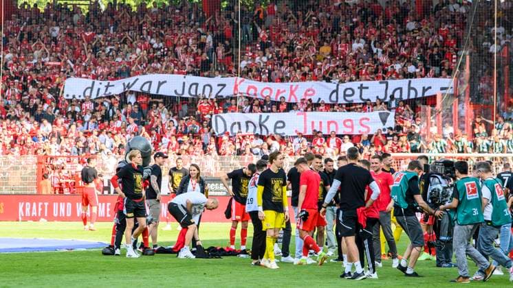 dit war janz knorke det Jahr - Danke Jungs - Spruchband - Banner, Siegt mit 1:0, Team - Freude, Jubel, Tanz, GER, 1.FC Union Berlin vs SV Werder Bremen, Bundesliga, 34. Spieltag, Saison - Spielzeit 2022 2023, 27.05.2023, DFL REGULATIONS PROHIBIT ANY USE OF PHOTOGRAPHS AS IMAGE SEQUENCES AND OR QUASI-VIDEO, GER, Berlin, 1.FC Union Berlin vs SV Werder Bremen, 34. Spieltag, 1. Bundesliga, Spielzeit 2022 2023, 27.05.2023, Berlin Copyright: xUwexKoch Eibner-Pressefotox EP_UKH