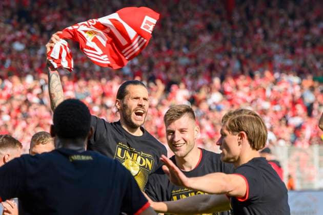 Christopher Trimmel (1.FC Union Berlin, 28), feiert mit neuem Shirt - und Schal, GER, 1.FC Union Berlin vs SV Werder Bremen, Bundesliga, 34. Spieltag, Saison - Spielzeit 2022 2023, 27.05.2023, DFL REGULATIONS PROHIBIT ANY USE OF PHOTOGRAPHS AS IMAGE SEQUENCES AND OR QUASI-VIDEO, GER, Berlin, 1.FC Union Berlin vs SV Werder Bremen, 34. Spieltag, 1. Bundesliga, Spielzeit 2022 2023, 27.05.2023, Berlin Copyright: xUwexKoch Eibner-Pressefotox EP_UKH