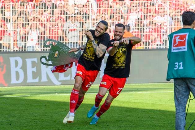 v.l. Christopher Trimmel (1.FC Union Berlin, 28), Niko Giesselmann (1.FC Union Berlin, 23), Sieg mit 1:0, Team - Freude, Jubel, Tanz, Pokal, GER, 1.FC Union Berlin vs SV Werder Bremen, Bundesliga, 34. Spieltag, Saison - Spielzeit 2022 2023, 27.05.2023, DFL REGULATIONS PROHIBIT ANY USE OF PHOTOGRAPHS AS IMAGE SEQUENCES AND OR QUASI-VIDEO, GER, Berlin, 1.FC Union Berlin vs SV Werder Bremen, 34. Spieltag, 1. Bundesliga, Spielzeit 2022 2023, 27.05.2023, Berlin Copyright: xUwexKoch Eibner-Pressefotox EP_UKH