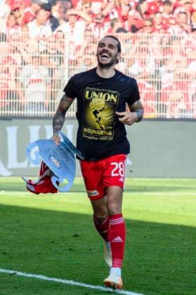 v.l. Christopher Trimmel (1.FC Union Berlin, 28), Sieg mit 1:0, Team - Freude, Jubel, Tanz, Pokal, GER, 1.FC Union Berlin vs SV Werder Bremen, Bundesliga, 34. Spieltag, Saison - Spielzeit 2022 2023, 27.05.2023, DFL REGULATIONS PROHIBIT ANY USE OF PHOTOGRAPHS AS IMAGE SEQUENCES AND OR QUASI-VIDEO, GER, Berlin, 1.FC Union Berlin vs SV Werder Bremen, 34. Spieltag, 1. Bundesliga, Spielzeit 2022 2023, 27.05.2023, Berlin Copyright: xUwexKoch Eibner-Pressefotox EP_UKH