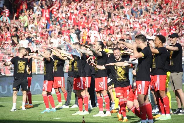 DEU, DFL, 1. FBL, 1.FC Union vs. Werder Bremen, 27.05.2023, Stadion Alte Foersterei, Berlin, DEU, DFL, 1. FBL, 1.FC Union vs. Werder Bremen, im Bild: Unioner-Spielerkreis DFL - regulations prohibit any use of Photographs as image sequences and or quasi-video Foto: Juergen Engler nordphoto GmbH