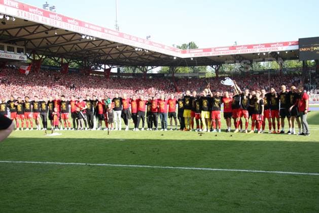 DEU, DFL, 1. FBL, 1.FC Union vs. Werder Bremen, 27.05.2023, Stadion Alte Foersterei, Berlin, DEU, DFL, 1. FBL, 1.FC Union vs. Werder Bremen, im Bild: Unioner-Spielerkreis DFL - regulations prohibit any use of Photographs as image sequences and or quasi-video Foto: Juergen Engler nordphoto GmbH