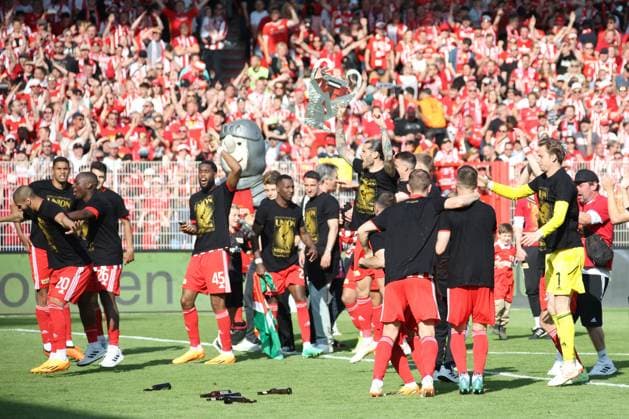 DEU, DFL, 1. FBL, 1.FC Union vs. Werder Bremen, 27.05.2023, Stadion Alte Foersterei, Berlin, DEU, DFL, 1. FBL, 1.FC Union vs. Werder Bremen, im Bild: Unioner-Spielerkreis DFL - regulations prohibit any use of Photographs as image sequences and or quasi-video Foto: Juergen Engler nordphoto GmbH