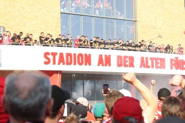 DEU, DFL, 1. FBL, 1.FC Union vs. Werder Bremen, 27.05.2023, Stadion Alte Foersterei, Berlin, DEU, DFL, 1. FBL, 1.FC Union vs. Werder Bremen, im Bild: Unioner-Spielerkreis auf dem Balkon, 1.FC Union-Fans DFL - regulations prohibit any use of Photographs as image sequences and or quasi-video Foto: Juergen Engler nordphoto GmbH