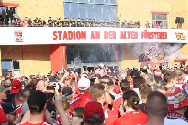 DEU, DFL, 1. FBL, 1.FC Union vs. Werder Bremen, 27.05.2023, Stadion Alte Foersterei, Berlin, DEU, DFL, 1. FBL, 1.FC Union vs. Werder Bremen, im Bild: Unioner-Spielerkreis auf dem Balkon, 1.FC Union-Fans DFL - regulations prohibit any use of Photographs as image sequences and or quasi-video Foto: Juergen Engler nordphoto GmbH