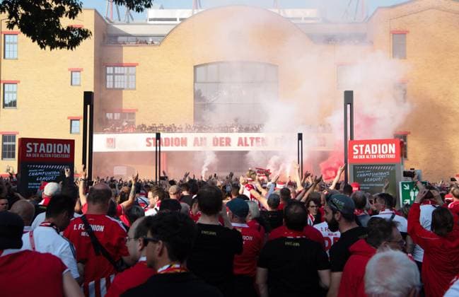 Fussball, Herren, Saison 2022 2023, 1. Bundesliga (34. Spieltag), 1. FC Union Berlin - Werder Bremen, Party nach dem Spiel auf dem Parkplatz vor der Haupttribüne, die Fans feiern unten, die Mannschaft auf dem Balkon, Übersicht, 27.05.2023, Copyright: xMatthiasxKochx
