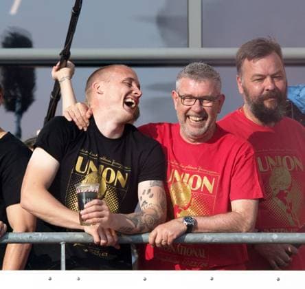 Fussball, Herren, Saison 2022 2023, 1. Bundesliga (34. Spieltag), 1. FC Union Berlin - Werder Bremen, Party nach dem Spiel auf dem Parkplatz vor der Haupttribüne, die Fans feiern unten, die Mannschaft auf dem Balkon, v. l. Sven Michel (1. FC Union Berlin), Trainer Urs Fischer (1. FC Union Berlin), 27.05.2023, Copyright: xMatthiasxKochx