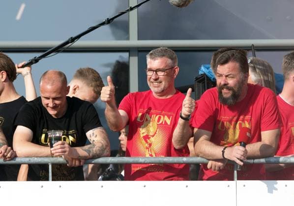 Fussball, Herren, Saison 2022 2023, 1. Bundesliga (34. Spieltag), 1. FC Union Berlin - Werder Bremen, Party nach dem Spiel auf dem Parkplatz vor der Haupttribüne, die Fans feiern unten, die Mannschaft auf dem Balkon, v. l. Sven Michel (1. FC Union Berlin), Trainer Urs Fischer (1. FC Union Berlin), Stadion- und Pressesprecher Christian Arbeit (1. FC Union Berlin), 27.05.2023, Copyright: xMatthiasxKochx