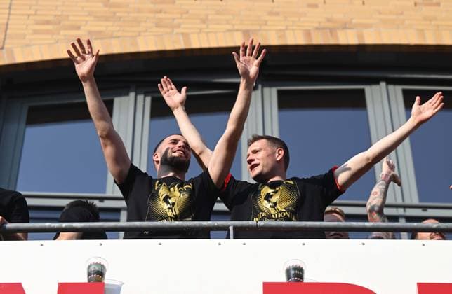 Fussball, Herren, Saison 2022 2023, 1. Bundesliga (34. Spieltag), 1. FC Union Berlin - Werder Bremen, Party nach dem Spiel auf dem Parkplatz vor der Haupttribüne, die Fans feiern unten, die Mannschaft auf dem Balkon, v. l. Niko Gießelmann (1. FC Union Berlin), Paul Jaeckel (1. FC Union Berlin), 27.05.2023, Copyright: xMatthiasxKochx