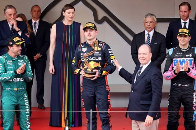 28.05.2023, Circuit de Monaco, Monte Carlo, Formel 1 Grand Prix Monaco 2023 ,im Bild Podium: v.l.n.r. hintere Reihe: FIA Präsident Mohammed bin Sulayem, Charlene Lynette Grimaldi, Fürstin von Monaco, Fürst Albeert II. von Monaco. vordere Reihe: Pierre Wache (FRA) Red Bull Racing Technischer Direktor, Fernando Alonso aus Spanien vom Team Aston Martin, Max Verstappen aus den Niederlanden vom Team Oracle Red Bull, Esteban Ocon aus Frankreich vom Team Alpine. Monte Carlo Circuit de Monaco Monaco