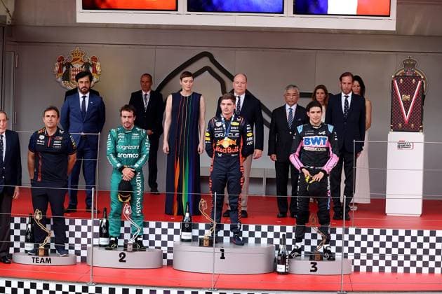 Formel 1 Grand Prix Monaco 2023 28.05.2023, Circuit de Monaco, Monte Carlo, Formel 1 Grand Prix Monaco 2023 ,im Bild Podium: v.l.n.r. hintere Reihe: FIA Präsident Mohammed bin Sulayem, Charlene Lynette Grimaldi, Fürstin von Monaco, Fürst Albeert II. von Monaco. vordere Reihe: Pierre Wache (FRA) Red Bull Racing Technischer Direktor, Fernando Alonso aus Spanien vom Team Aston Martin, Max Verstappen aus den Niederlanden vom Team Oracle Red Bull, Esteban Ocon aus Frankreich vom Team Alpine.