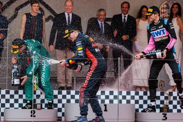 Max Verstappen (Red Bull Racing), Fernando Alonso (Aston Martin) und Esteban Ocon (Alpine F1 Team) feiern mit Ferrari Sekt, Grosser Preis von Monaco, Motorsport, Formel 1, Saison 2023, 28.05.2023 Grosser Preis von Monaco, Motorsport, Formel 1, Saison 2023, 28.05.2023 Monaco Copyright: xEibner-Pressefoto AlexanderxNeisx EP_ANS