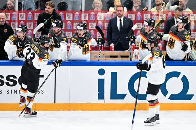 Torjubel Freude John-Jason Peterka (33, Deutscher Eishockey-Bund, Deutschland Germany, Team Germany ) Maximilian Kastner (7, Deutscher Eishockey-Bund, Deutschland Germany, Team Germany ) Daniel Fischbuch (77, Deutscher Eishockey-Bund, Deutschland Germany, Team Germany ) und der Rest des Teams Kanada vs. Deutschland, Eishockey, Eishockey WM , Finale, 28.05.2023, Kanada vs. Deutschland, Eishockey, Eishockey WM , Finale, 28.05.2023 Tampere Copyright: xEibner-Pressefotox xBirgitxHaefnerx EP_BHF